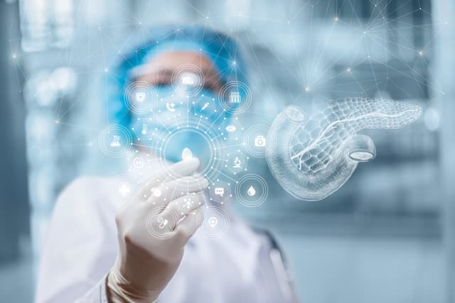 Kvinne med helseteknologi